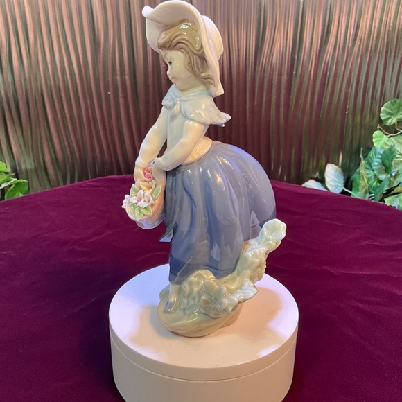 LLADRO Pretty Pickings Girl with Hat and Flower Basket #5222 - Picture 3 of 8